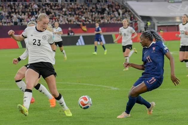 v li in duel Camilla Küver Kuever Germany 23 Kadidiatou Diani France 11 24 10 2025 Soccer UEFA Womens Nations League, Germany vs. France, Merkur Spiel Arena, Duesseldorf, Copyright: xpepphotox xHorstxMauelshagenx pep00321, pep_20251024_hm_173239