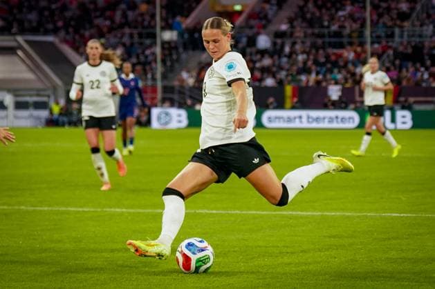 Soccer UEFA Womens Nations League 2024 25, semi-final Germany vs. France Merkur Spiel Arena Düsseldorf Klara Bühl Klara Buhl Germany, 19 Copyright: xJOERANxSTEINSIEKx