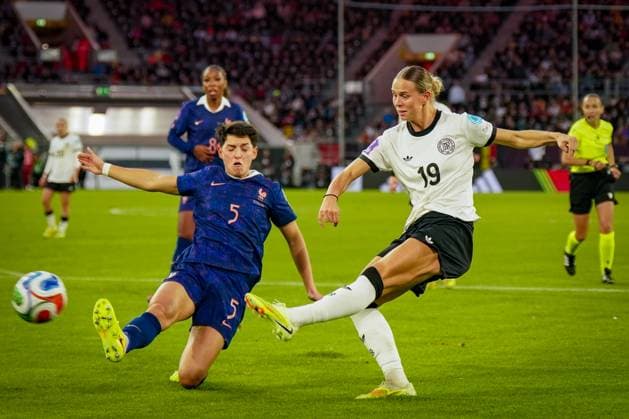 Football UEFA Womens Nations League 2024 25, semi-final Germany vs France Merkur Spiel Arena Düsseldorf Klara Bühl Klara Buhl Germany, 19 Elisa De Almeida France, 5 Düsseldorf North Rhine-Westphalia Germany Copyright: xJOERANxSTEINSIEKx