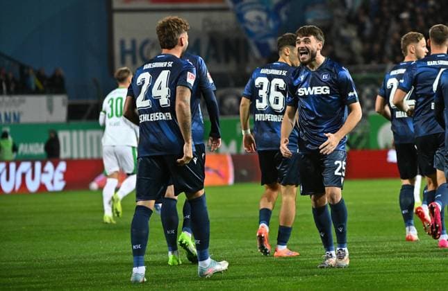 24 10 2025 Soccer Season 2025 2026 2 Soccer Bundesliga 10 Matchday SpVgg Greuther Fürth Kleeblatt Karlsruher SC Karlsruhe KSC Sportfoto Zink MeZi xmexzix DFL regulations prohibit any use of photographs as image sequences and or quasi video only for editorial use Torjubel Jubel nach Treffer Torschuß zum 0 1 durch Fabian Schleusener 24, Karlsruher SC KSC with Lilian Egloff 25, Karlsruher SC KSC, right