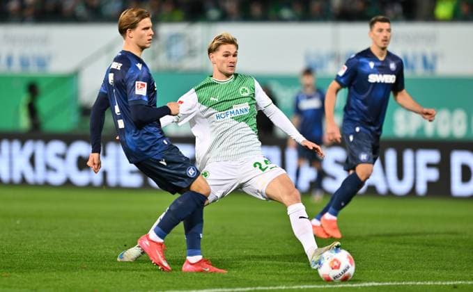 24 10 2025 Soccer Season 2025 2026 2 Soccer Bundesliga 10 Matchday SpVgg Greuther Fürth Kleeblatt Karlsruher SC Karlsruhe KSC Sportfoto Zink xwoxzix DFL regulations prohibit any use of photographs as image sequences and or quasi video only for editorial use Dzenis Burnic 7, Karlsruher SC KSC Marco John 24, SpVgg Greuther Fürth