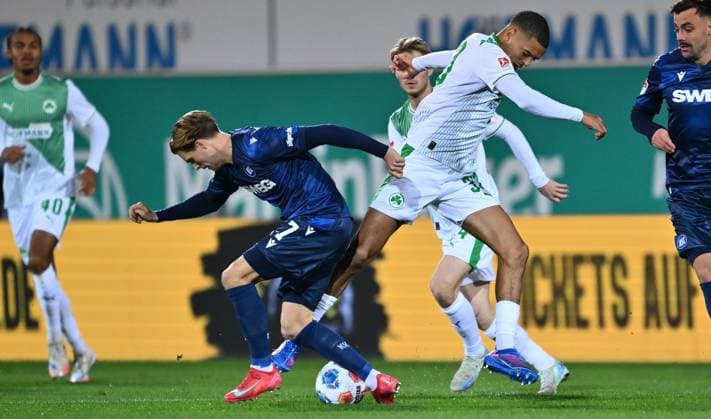 24 10 2025 Soccer Season 2025 2026 2 Soccer Bundesliga 10 Matchday SpVgg Greuther Fürth Kleeblatt Karlsruher SC Karlsruhe KSC Sportfoto Zink xwoxzix DFL regulations prohibit any use of photographs as image sequences and or quasi video only for editorial use Dzenis Burnic 7, Karlsruher SC KSC Maximilian Solomon Dietz 33, SpVgg Greuther Fürth