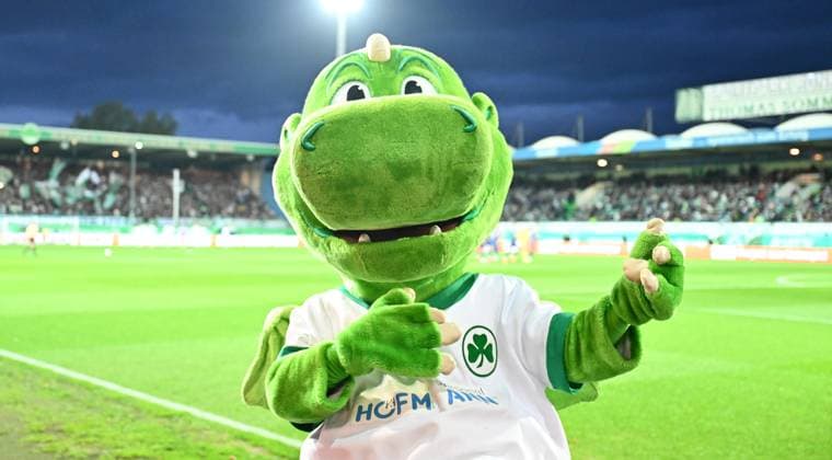 24 10 2025 Soccer Season 2025 2026 2 Soccer Bundesliga 10 Matchday SpVgg Greuther Fürth Kleeblatt Karlsruher SC Karlsruhe KSC Sportfoto Zink xwoxzix DFL regulations prohibit any use of photographs as image sequences and or quasi video only for editorial use Dragon Eddy Mascot SpVgg Greuther Fürth
