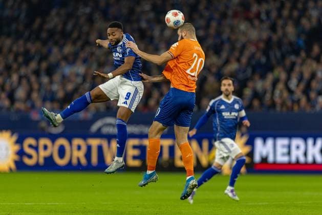 Gelsenkirchen, Germany, 24 10 25 Moussa Sylla FC Schalke 04 and Aleksander Vukotic SV Darmstadt 98 fighting for the ball during the 2 Bundesliga match between FC Schalke 04 SV Darmstadt 98 at Veltins Arena on October 24, 2025 in Gelsenkirchen, Germany Gelsenkirchen Veltins Arena Germany Copyright: xStefanxBrauer Brauer-Fotoagenturx