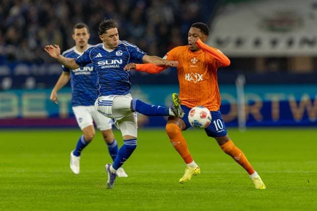 Gelsenkirchen, Germany, 24 10 25 Soufiane El Faouzi FC Schalke 04 and Lean Paul Boetius SV Darmstadt 98 fighting for the ball during the 2 Bundesliga match between FC Schalke 04 SV Darmstadt 98 at Veltins Arena on October 24, 2025 in Gelsenkirchen, Germany Gelsenkirchen Veltins Arena Germany Copyright: xStefanxBrauer Brauer-Fotoagenturx