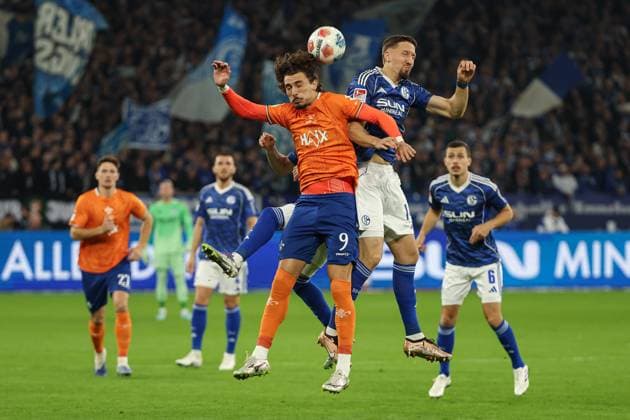2 Bundesliga FC Schalke 04 SV Darmstadt 98 on 24 10 2025 at the Veltins Arena in Schalke Janik Bachmann Schalke 14 in a header duel with Fraser Hornby Darmstadt 9 MH