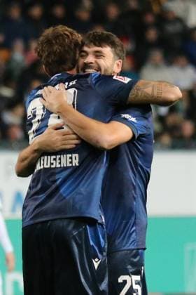 24 10 2025, xpfrx, Fußball 2 Bundesliga, SpVgg Greuther Fuerth Karlsruher SC v l Torjubel nach dem Tor zum celebrating the goal celebrate 0 1 durch Fabian Schleusener Karlsruher SC KSC DFL DFB REGULATIONS PROHIBIT ANY USE OF PHOTOGRAPHS as IMAGE SEQUENCES and or QUASI VIDEO Fuerth