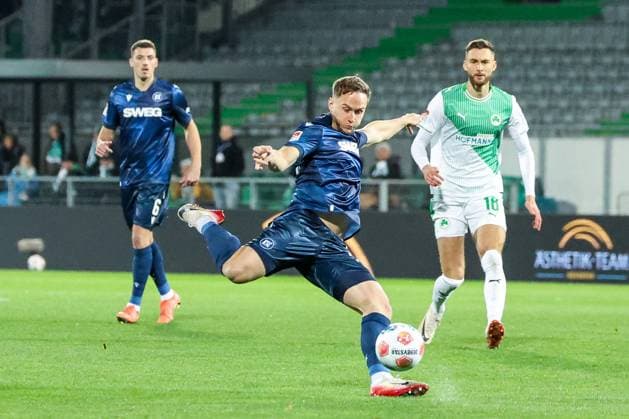 Christoph Kobald 22 Karlsruher SC with a shot that leads to 0 1, SpVgg Greuther Fuerth vs Karlsruher SC, Football, Men, DFL, 2 Bundesliga, Season 2025 2026, Sportpark Ronhof Thomas Sommer, 10 Matchday, 24 10 2025 Fuerth Bayern Germany Copyright: xkolbert-press MartinxAgüerax