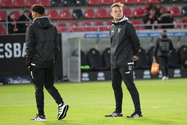 Ilyas Trenz, Coach Alemannia Aachen, Carsten Wissing right, Coach Alemannia AAchen, GER, SV Wehen Wiesbaden vs TSV Alemannia Aachen, 3 Liga, Matchday 12, 24 10 2025, GER, SV Wehen Wiesbaden vs TSV Alemannia Aachen, 3 Liga, Matchday 12, 24 10 2025, Wiesbaden Copyright: xEibner-Pressefoto JoergxNiebergax EP_JNL