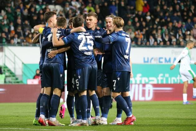 24 10 2025, xpfrx, Fußball 2 Bundesliga, SpVgg Greuther Fuerth Karlsruher SC v l Torjubel nach dem Tor zum celebrating the goal celebrate 0 1 durch Fabian Schleusener Karlsruher SC KSC DFL DFB REGULATIONS PROHIBIT ANY USE OF PHOTOGRAPHS as IMAGE SEQUENCES and or QUASI VIDEO Fuerth