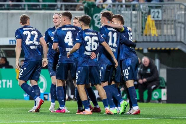 Goal celebration of the team Karlsruher SC after the 0 1, SpVgg Greuther Fuerth vs Karlsruher SC, Football, Men, DFL, 2 Bundesliga, Season 2025 2026, Sportpark Ronhof Thomas Sommer, 10 Matchday, 24 10 2025 Fuerth Bayern Germany Copyright: xkolbert-press MartinxAgüerax
