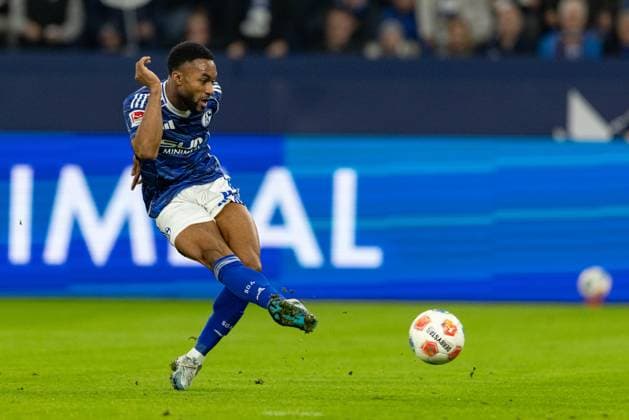 Gelsenkirchen, Germany, 24 10 25 Moussa Sylla FC Schalke 04 shoots for 1 0 during the 2 Bundesliga match between FC Schalke 04 SV Darmstadt 98 at Veltins Arena on October 24, 2025 in Gelsenkirchen, Germany Gelsenkirchen Veltins Arena Germany Copyright: xStefanxBrauer Brauer-Fotoagenturx