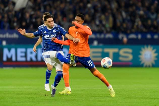 Soufiane El-Faouzi (FC Schalke) und Jean-Paul Boetius (SV Darmstadt 98) im Kampf um den Ball waehrend des spiels der 2. Bundesliga zwischen FC Schalke 04 und SV Darmstadt 98 Veltins-Arena am 24. October 2025 in Gelsenkirchen, Deutschland. (Foto von Max Maiwald DeFodi Images) +++ Soufiane El-Faouzi (FC Schalke) und Jean-Paul Boetius (SV Darmstadt 98) battle for the ball during the 2. Bundesliga match between FC Schalke 04 and SV Darmstadt 98 at Veltins-Arena on October 24, 2025 in Gelsenkirchen, Germany. (Photo by Max Maiwald DeFodi Images) DFB DFL REGULATIONS PROHIBIT ANY USE OF PHOTOGRAPHS AS IMAGE SEQUENCES AND OR QUASI-VIDEO. (Photo by Max Maiwald DeFodi Images) Soufiane El Faouzi FC Schalke and Jean Paul Boetius SV Darmstadt 98 battle for the ball during the 2 Bundesliga match between FC Schalke 04 and SV Darmstadt 98 Veltins Arena on October 24, 2025 in Gelsenkirchen, Germany Photo by Max Maiwald DeFodi Images Soufiane El Faouzi FC Schalke and Jean Paul Boetius SV Darmstadt 98 battle for the ball during the 2 Bundesliga match between FC Schalke 04 and SV Darmstadt 98 at Veltins Arena on October 24, 2025 in Gelsenkirchen, Germany Photo by Max Maiwald DeFodi Images DFB DFL REGULATIONS PROHIBIT ANY USE OF PHOTOGRAPHS AS IMAGE SEQUENCES AND OR QUASI VIDEO Photo by Max Maiwald DeFodi Images
