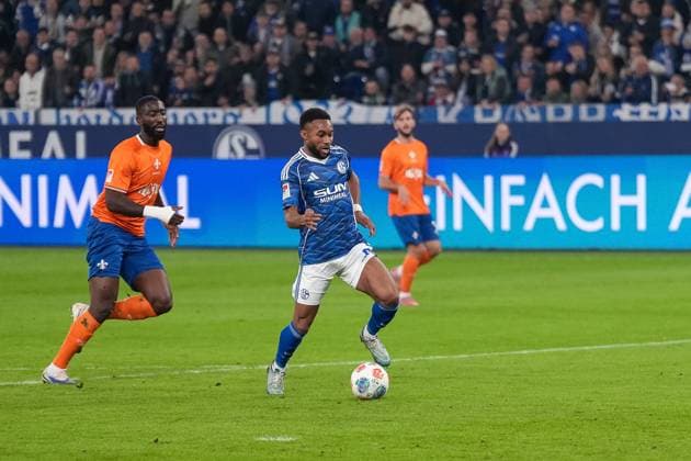 Moussa Sylla FC Schalke 04, 09 with the goal for 1 0, GER FC Schalke 04 vs SV Darmstadt 98, Football, 2 Bundesliga, Matchday 10, Season 2025 2026, 24 10 2025 DFB DFL REGULATIONS PROHIBIT ANY USE OF PHOTOGRAPHS AS IMAGE SEQUENCES AND OR QUASI VIDEO, GER FC Schalke 04 vs SV Darmstadt 98, Football, 2 Bundesliga, Matchday 10, Season 2025 2026, 24 10 2025 Gelsenkirchen Copyright: xEibner-Pressefoto FabianxFriesex EP_FFE
