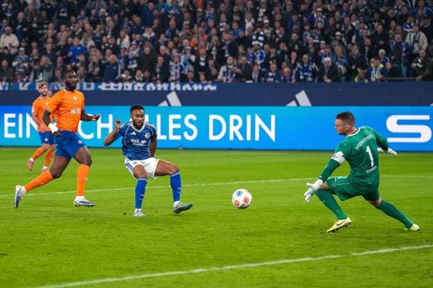 Moussa Sylla FC Schalke 04, 09 with the goal for 1 0, GER FC Schalke 04 vs SV Darmstadt 98, Football, 2 Bundesliga, Matchday 10, Season 2025 2026, 24 10 2025 DFB DFL REGULATIONS PROHIBIT ANY USE OF PHOTOGRAPHS AS IMAGE SEQUENCES AND OR QUASI VIDEO, GER FC Schalke 04 vs SV Darmstadt 98, Football, 2 Bundesliga, Matchday 10, Season 2025 2026, 24 10 2025 Gelsenkirchen Copyright: xEibner-Pressefoto FabianxFriesex EP_FFE
