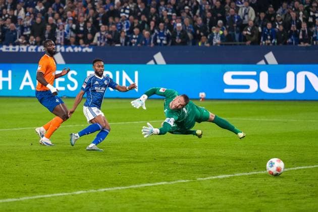 Marcel Schuhen SV Darmstadt 98, 01 can only look behind him, Moussa Sylla FC Schalke 04, 09 sinks to 1 0, goal, GER FC Schalke 04 vs SV Darmstadt 98, Football, 2 Bundesliga, Matchday 10, Season 2025 2026, 24 10 2025 DFB DFL REGULATIONS PROHIBIT ANY USE OF PHOTOGRAPHS AS IMAGE SEQUENCES AND OR QUASI VIDEO, GER FC Schalke 04 vs SV Darmstadt 98, Football, 2 Bundesliga, Matchday 10, Season 2025 2026, 24 10 2025 Gelsenkirchen Copyright: xEibner-Pressefoto FabianxFriesex EP_FFE