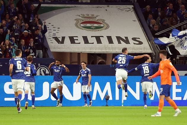 24 10 2025, xrekx, Fußball 2 Bundesliga, FC Schalke 04 SV Darmstadt 98 v l Torjubel nach dem Tor zum celebrating the goal celebrate 1 0 durch Moussa Sylla FC Schalke 04 DFL DFB REGULATIONS PROHIBIT ANY USE OF PHOTOGRAPHS as IMAGE SEQUENCES and or QUASI VIDEO Gelsenkirchen