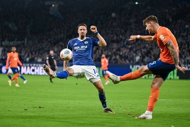 24 10 2025, Football, 2 Bundesliga, Season 2025 2026, Matchday 10, FC Schalke 04 SV Darmstadt, Janik Bachmann FC Schalke 04 , Matej Maglica SV Darmstadt xRHR PHOTO YYx Copyright: KROEGER RHR-FOTOx RHR-FOTO YY