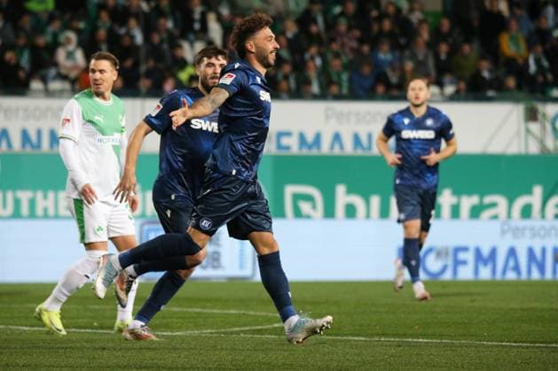 24 10 2025, xpfrx, Fußball 2 Bundesliga, SpVgg Greuther Fuerth Karlsruher SC v l Torjubel nach dem Tor zum celebrating the goal celebrate 0 1 durch Fabian Schleusener Karlsruher SC KSC DFL DFB REGULATIONS PROHIBIT ANY USE OF PHOTOGRAPHS as IMAGE SEQUENCES and or QUASI VIDEO Fuerth