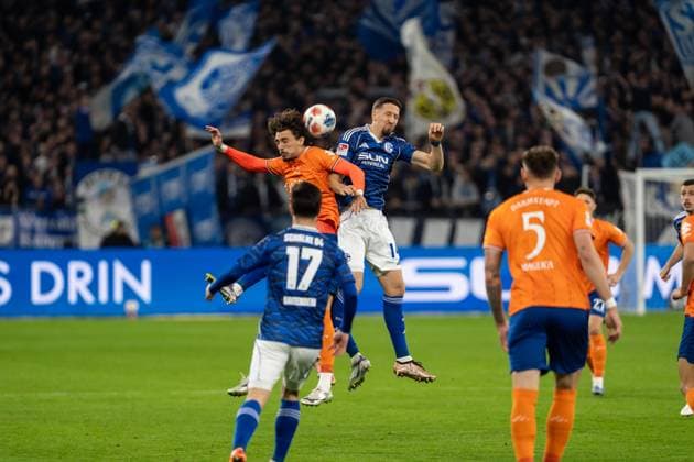 GER, 2 FBL, FC Schalke 04 vs SV Darmstadt 98 24 10 2025, Veltins Arena, Gelsenkirchen, GER, 2 FBL, FC Schalke 04 vs SV Darmstadt 98 in the picture header duel header duel between Fraser Hornby SV Darmstadt 98, 9 and Janik Bachmann FC Schalke 04, 14 nordphotoxGmbHxx xChristianxSchulze nph000300