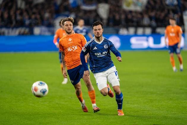 GER, 2 FBL, FC Schalke 04 vs SV Darmstadt 98 24 10 2025, Veltins Arena, Gelsenkirchen, GER, 2 FBL, FC Schalke 04 vs SV Darmstadt 98 in picture Adrian Gantenbein FC Schalke 04, 17 single action whole body whole body ball on foot nordphotoxGmbHxx xChristianxSchulze nph000300