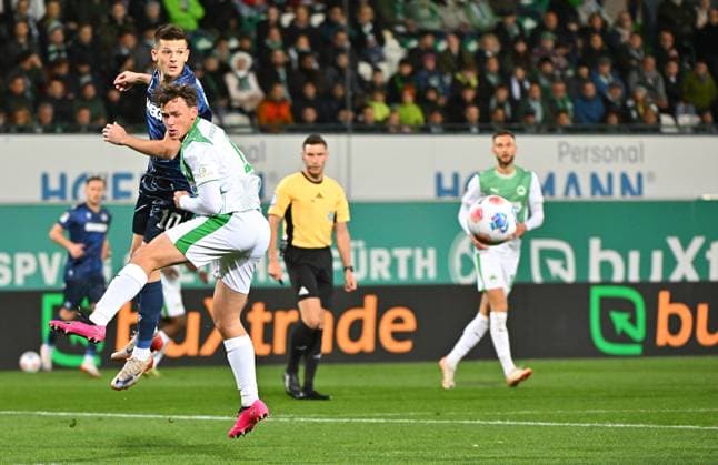 24 10 2025 Soccer Season 2025 2026 2 Soccer Bundesliga 10 Matchday SpVgg Greuther Fürth Kleeblatt Karlsruher SC Karlsruhe KSC Sportfoto Zink MeZi xmexzix DFL regulations prohibit any use of photographs as image sequences and or quasi video only for editorial use Marvin Wanitzek 10, Karlsruher SC KSC Lukas Reich 2, SpVgg Greuther Fürth, rechts