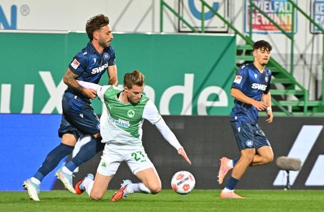 24 10 2025 Soccer Season 2025 2026 2 Soccer Bundesliga 10 Matchday SpVgg Greuther Fürth Kleeblatt Karlsruher SC Karlsruhe KSC Sportfoto Zink MeZi xmexzix DFL regulations prohibit any use of photographs as image sequences and or quasi video only for editorial use Fabian Schleusener 24, Karlsruher SC KSC Gian Luca Gian Luca Itter 27, SpVgg Greuther Fürth, rechts
