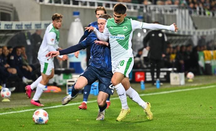 24 10 2025 Soccer Season 2025 2026 2 Soccer Bundesliga 10 Matchday SpVgg Greuther Fürth Kleeblatt Karlsruher SC Karlsruhe KSC Sportfoto Zink xwoxzix DFL regulations prohibit any use of photographs as image sequences and or quasi video only for editorial use David Herold 20, Karlsruher SC KSC Aaron Keller 16, SpVgg Greuther Fürth