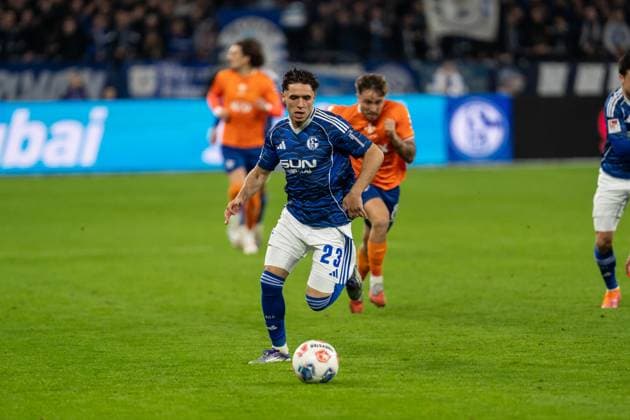 GER, 2 FBL, FC Schalke 04 vs SV Darmstadt 98 24 10 2025, Veltins Arena, Gelsenkirchen, GER, 2 FBL, FC Schalke 04 vs SV Darmstadt 98 in picture Soufiane El Faouzi FC Schalke 04, 23 single action full body whole body ball on foot nordphotoxGmbHxx xChristianxSchulze nph000300