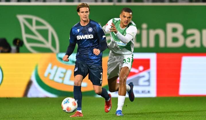 24 10 2025 Soccer Season 2025 2026 2 Soccer Bundesliga 10 Matchday SpVgg Greuther Fürth Kleeblatt Karlsruher SC Karlsruhe KSC Sportfoto Zink xwoxzix DFL regulations prohibit any use of photographs as image sequences and or quasi video only for editorial use Dzenis Burnic 7, Karlsruher SC KSC Maximilian Solomon Dietz 33, SpVgg Greuther Fürth