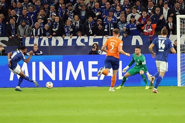24 10 2025, xrekx, Soccer 2 Bundesliga, FC Schalke 04 SV Darmstadt 98 v l Goal kick to 1 0 by Moussa Sylla FC Schalke 04 Marcel Schuhen SV Darmstadt 98 DFL DFB REGULATIONS PROHIBIT ANY USE OF PHOTOGRAPHS as IMAGE SEQUENCES and or QUASI VIDEO Gelsenkirchen