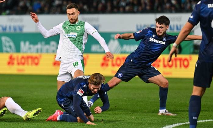 24 10 2025 Soccer Season 2025 2026 2 Soccer Bundesliga 10 Matchday SpVgg Greuther Fürth Kleeblatt Karlsruher SC Karlsruhe KSC Sportfoto Zink xwoxzix DFL regulations prohibit any use of photographs as image sequences and or quasi video only for editorial use Felix Higl 18, SpVgg Greuther Fürth Dzenis Burnic 7, Karlsruher SC KSC Lilian Egloff 25, Karlsruher SC KSC