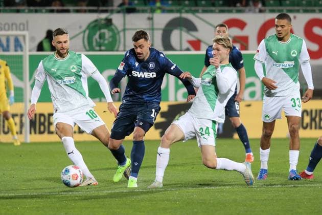 24 10 2025, xpfrx, Fußball 2 Bundesliga, SpVgg Greuther Fuerth Karlsruher SC v l Felix Higl Greuther Fürth Fuerth Philipp Förster Karlsruher SC KSC Marco John Greuther Fürth Fuerth Zweikampf, Aktion, action, battle for the ball DFL DFB REGULATIONS PROHIBIT ANY USE OF PHOTOGRAPHS as IMAGE SEQUENCES and or QUASI VIDEO Fuerth