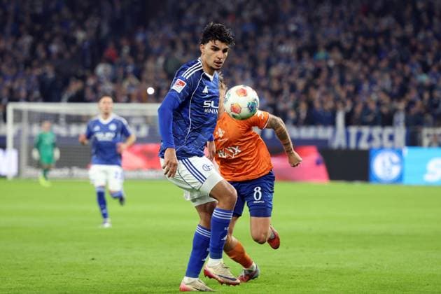 24 10 2025, xrekx, Fußball 2 Bundesliga, FC Schalke 04 SV Darmstadt 98 v l Mertcan Ayhan FC Schalke 04 Luca Marseiler SV Darmstadt 98 Zweikampf, Aktion, action, battle for the ball DFL DFB REGULATIONS PROHIBIT ANY USE OF PHOTOGRAPHS as IMAGE SEQUENCES and or QUASI VIDEO Gelsenkirchen