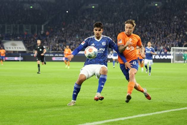 24 10 2025, xrekx, Fußball 2 Bundesliga, FC Schalke 04 SV Darmstadt 98 v l Mertcan Ayhan FC Schalke 04 Luca Marseiler SV Darmstadt 98 Zweikampf, Aktion, action, battle for the ball DFL DFB REGULATIONS PROHIBIT ANY USE OF PHOTOGRAPHS as IMAGE SEQUENCES and or QUASI VIDEO Gelsenkirchen