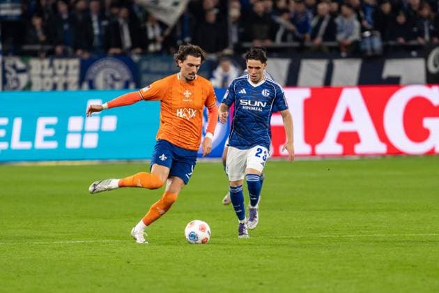 GER, 2 FBL, FC Schalke 04 vs SV Darmstadt 98 24 10 2025, Veltins Arena, Gelsenkirchen, GER, 2 FBL, FC Schalke 04 vs SV Darmstadt 98 in picture Fraser Hornby SV Darmstadt 98, 9 single action whole body whole body ball on foot Soufiane El Faouzi FC Schalke 04, 23 nordphotoxGmbHxx xChristianxSchulze nph000300