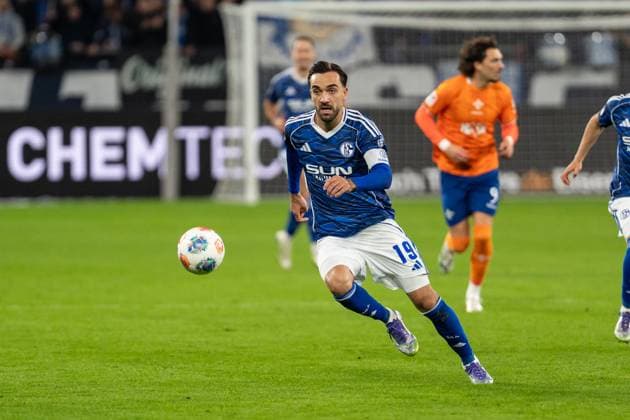 GER, 2 FBL, FC Schalke 04 vs SV Darmstadt 98 24 10 2025, Veltins Arena, Gelsenkirchen, GER, 2 FBL, FC Schalke 04 vs SV Darmstadt 98 in picture Kenan Karaman FC Schalke 04, 19 single action whole body whole body ball on foot nordphotoxGmbHxx xChristianxSchulze nph000300