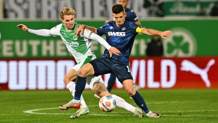 24 10 2025 Soccer Season 2025 2026 2 Soccer Bundesliga 10 Matchday SpVgg Greuther Fürth Kleeblatt Karlsruher SC Karlsruhe KSC Sportfoto Zink xwoxzix DFL regulations prohibit any use of photographs as image sequences and or quasi video only for editorial use Marco John 24, SpVgg Greuther Fürth Marvin Wanitzek 10, Karlsruher SC KSC