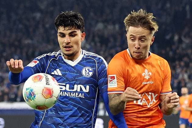 24 10 2025, xrekx, Fußball 2 Bundesliga, FC Schalke 04 SV Darmstadt 98 v l Mertcan Ayhan FC Schalke 04 Luca Marseiler SV Darmstadt 98 Zweikampf, Aktion, action, battle for the ball DFL DFB REGULATIONS PROHIBIT ANY USE OF PHOTOGRAPHS as IMAGE SEQUENCES and or QUASI VIDEO Gelsenkirchen