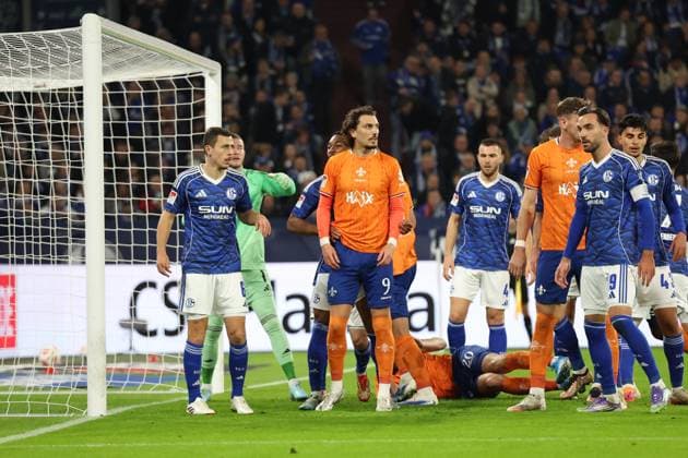 24 10 2025, xrekx, Soccer 2 Bundesliga, FC Schalke 04 SV Darmstadt 98 v l Fraser Hornby SV Darmstadt 98 Kenan Karaman FC Schalke 04 DFL DFB REGULATIONS PROHIBIT ANY USE OF PHOTOGRAPHS as IMAGE SEQUENCES and or QUASI VIDEO Gelsenkirchen