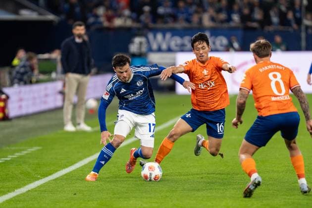 GER, 2 FBL, FC Schalke 04 vs SV Darmstadt 98 24 10 2025, Veltins Arena, Gelsenkirchen, GER, 2 FBL, FC Schalke 04 vs SV Darmstadt 98 in the picture duel between Adrian Gantenbein FC Schalke 04, 17 and Hiroki Akiyama SV Darmstadt 98, 16 nordphotoxGmbHxx xChristianxSchulze nph000300