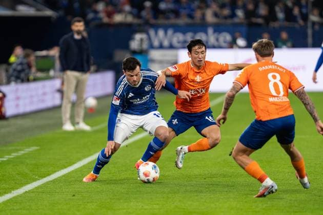 GER, 2 FBL, FC Schalke 04 vs SV Darmstadt 98 24 10 2025, Veltins Arena, Gelsenkirchen, GER, 2 FBL, FC Schalke 04 vs SV Darmstadt 98 in the picture duel between Adrian Gantenbein FC Schalke 04, 17 and Hiroki Akiyama SV Darmstadt 98, 16 nordphotoxGmbHxx xChristianxSchulze nph000300