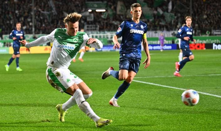 24 10 2025 Soccer Season 2025 2026 2 Soccer Bundesliga 10 Matchday SpVgg Greuther Fürth Kleeblatt Karlsruher SC Karlsruhe KSC Sportfoto Zink xwoxzix DFL regulations prohibit any use of photographs as image sequences and or quasi video only for editorial use Felix Klaus 30, SpVgg Greuther Fürth Marvin Wanitzek 10, Karlsruher SC KSC