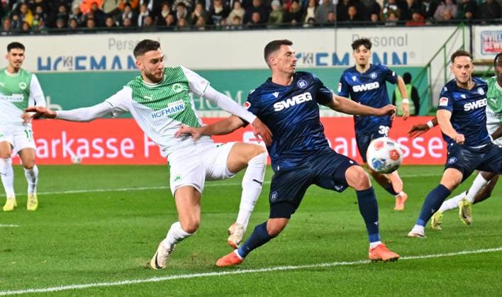 24 10 2025 Soccer Season 2025 2026 2 Soccer Bundesliga 10 Matchday SpVgg Greuther Fürth Kleeblatt Karlsruher SC Karlsruhe KSC Sportfoto Zink xwoxzix DFL regulations prohibit any use of photographs as image sequences and or quasi video only for editorial use Felix Higl 18, SpVgg Greuther Fürth Nicolai Rapp 6, Karlsruher SC KSC