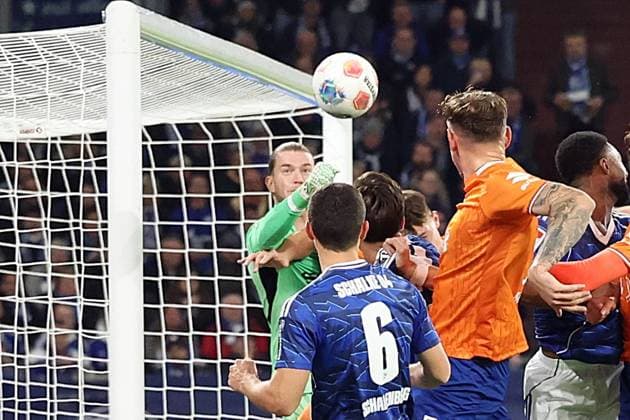 24 10 2025, xrekx, Soccer 2 Bundesliga, FC Schalke 04 SV Darmstadt 98 v l Loris Karius FC Schalke 04 DFL DFB REGULATIONS PROHIBIT ANY USE OF PHOTOGRAPHS as IMAGE SEQUENCES and or QUASI VIDEO Gelsenkirchen