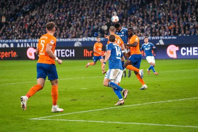 Header duel between Moussa Sylla FC Schalke 04, 09 and Patric Pfeiffer SV Darmstadt 98, 06 , GER FC Schalke 04 vs SV Darmstadt 98, Soccer, 2 Bundesliga, Matchday 10, Season 2025 2026, 24 10 2025 DFB DFL REGULATIONS PROHIBIT ANY USE OF PHOTOGRAPHS AS IMAGE SEQUENCES AND OR QUASI VIDEO, GER FC Schalke 04 vs SV Darmstadt 98, Football, 2 Bundesliga, Matchday 10, Season 2025 2026, 24 10 2025 Gelsenkirchen Copyright: xEibner-Pressefoto FabianxFriesex EP_FFE