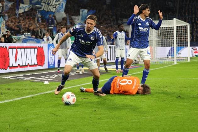 24 10 2025, xrekx, Fußball 2 Bundesliga, FC Schalke 04 SV Darmstadt 98 v l Foul Janik Bachmann FC Schalke 04 an Luca Marseiler SV Darmstadt 98 Mertcan Ayhan FC Schalke 04 DFL DFB REGULATIONS PROHIBIT ANY USE OF PHOTOGRAPHS as IMAGE SEQUENCES and or QUASI VIDEO Gelsenkirchen