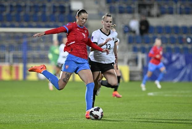 Opening match of the play-off to Group A of the League of Nations: Czech Republic - Austria in Uherske Hradiste, Czech Republic, October 24, 2025. From left Czech Andrea Staskova, Virginia Kirchberger of Austria. (CTKxPhoto DaliborxGluck) CTKPhotoP2025102407031  CTKPhotoP2025102407031