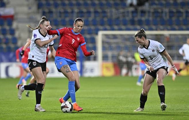 Opening match of the play-off to Group A of the League of Nations: Czech Republic - Austria in Uherske Hradiste, Czech Republic, October 24, 2025. From left Virginia Kirchberger of Austria, Czech Andrea Staskova and Claudia Wenger of Austria. (CTKxPhoto DaliborxGluck) CTKPhotoP2025102407033  CTKPhotoP2025102407033