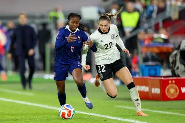 Oriane Jean-Francois (France) und Jule Brand (Germany) kaempfen um den Ball, UEFA Women s Nations League 2024 25 Semi-finals 1st leg, Germany and France, Duesseldorf Arena am 24. October 2025 in Duesseldorf, Deutschland. (Foto von Marco Steinbrenner DeFodi Images) Oriane Jean-Francois (France) und Jule Brand (Germany) battle for the ball, UEFA Women s Nations League 2024 25 Semi-finals 1st leg, Germany and France, Duesseldorf Arena, October 24, 2025 in Duesseldorf, Germany. (Photo by Marco Steinbrenner DeFodi Images) Oriane Jean Francois France and Jule Brand Germany battle for the ball, UEFA Women s Nations League 2024 25 Semi finals 1st leg, Germany and France, Duesseldorf Arena, October 24, 2025 in Duesseldorf, Germany Photo by Marco Steinbrenner DeFodi Images Oriane Jean Francois France and Jule Brand Germany battle for the ball, UEFA Women s Nations League 2024 25 Semi finals 1st leg, Germany and France, Duesseldorf Arena, October 24, 2025 in Duesseldorf, Germany Photo by Marco Steinbrenner DeFodi Images